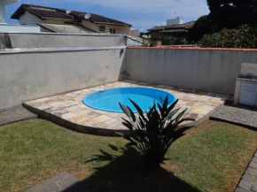 Casa com amplo espaço externo em Caraguatatuba